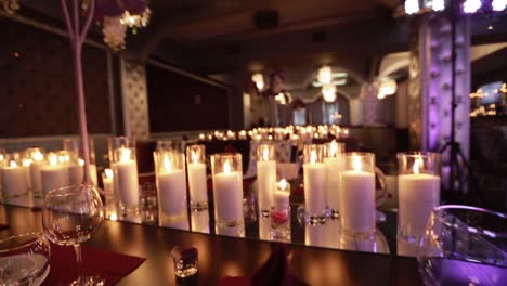decorative table setting pan with candle lights at a wedding reception.