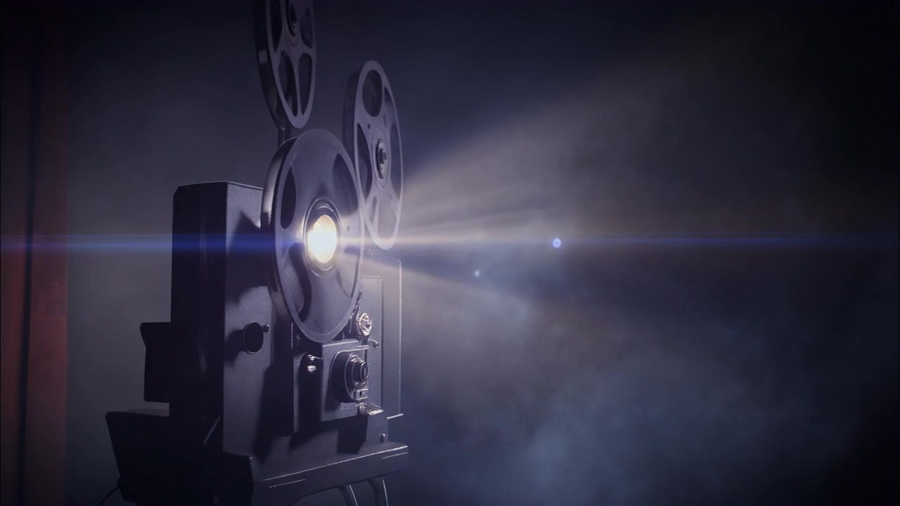 Vintage-Filmprojektor, der Licht in einem dunklen Raum wirft