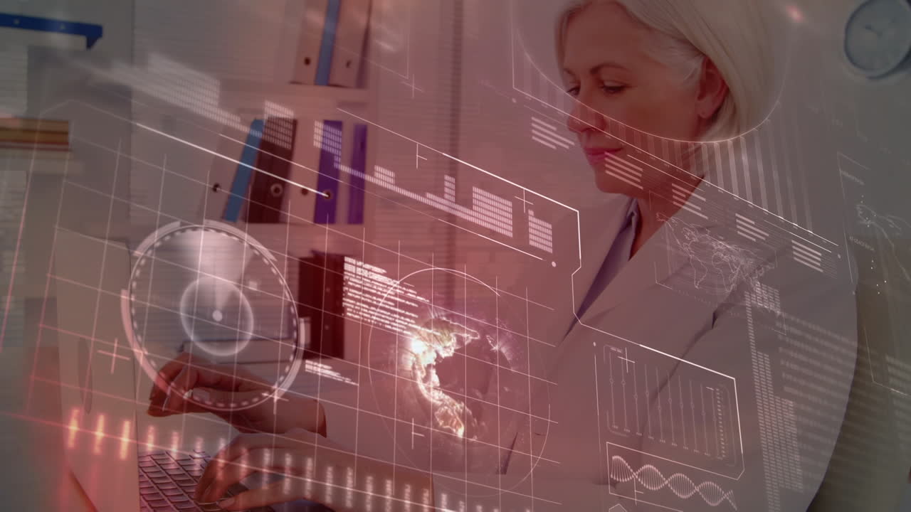 animación del procesamiento de datos en una pantalla digital sobre una doctora caucásica que usa una computadora