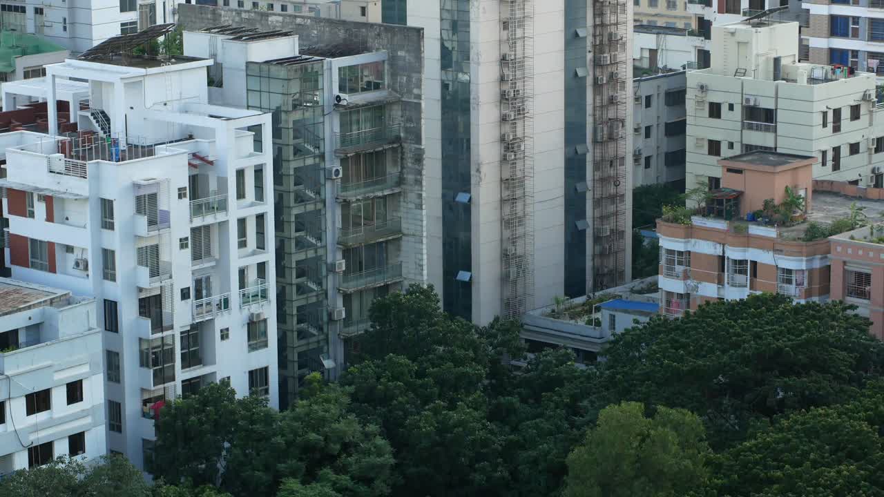 고층 아파트 건물과 도시 풍경