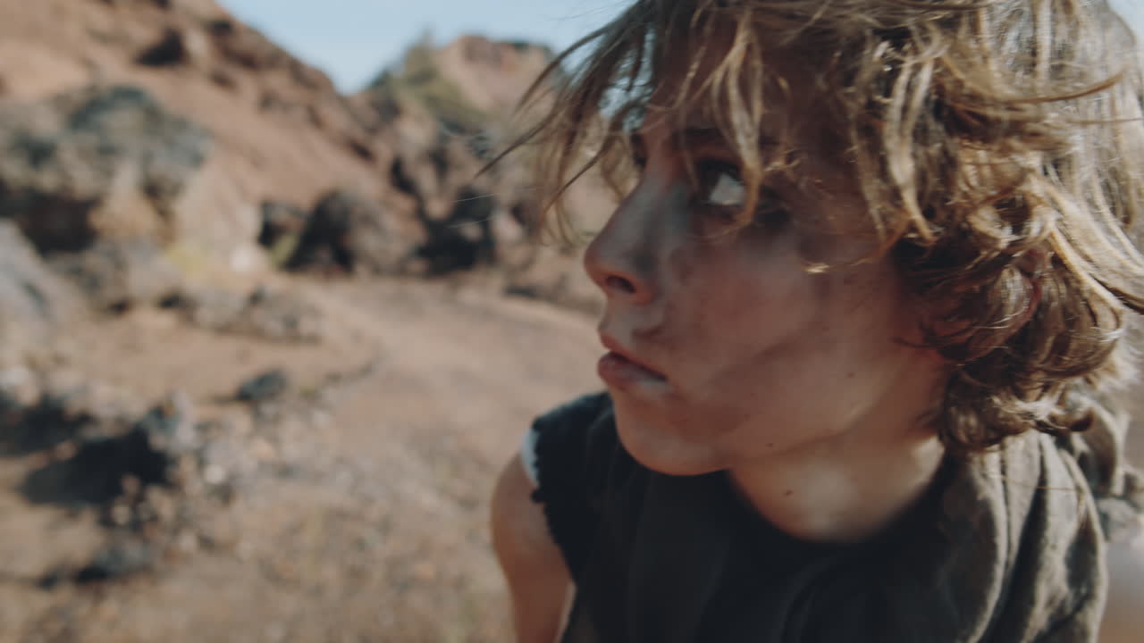 얼굴에  ⁇ 이 있는 여자가 종말론 이후의 세계에서  ⁇ 고 있습니다.