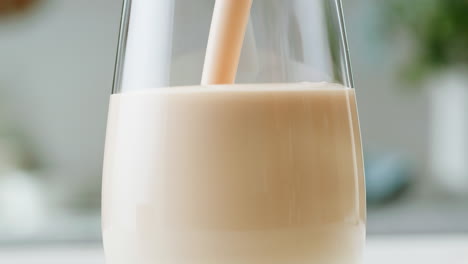 verter el yogur o la leche en un vaso