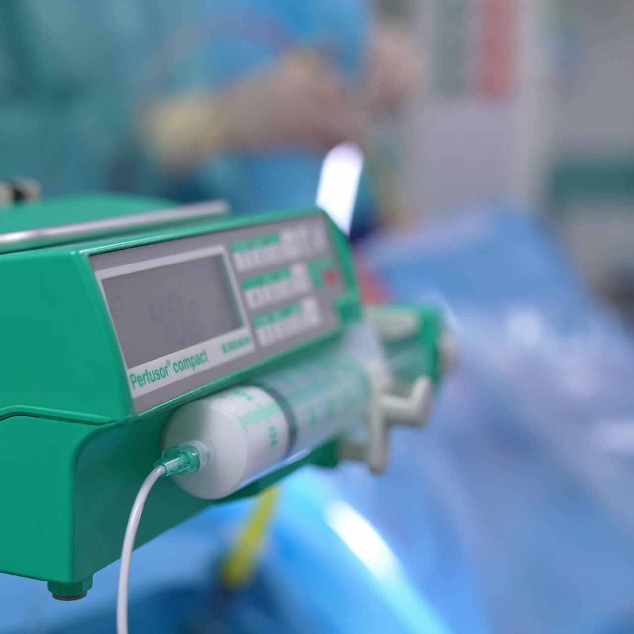 Attrezzatura tecnologica per interventi chirurgici con siringa e medicinali all'interno. Apparecchio speciale per operazioni chirurgiche. Primo piano.