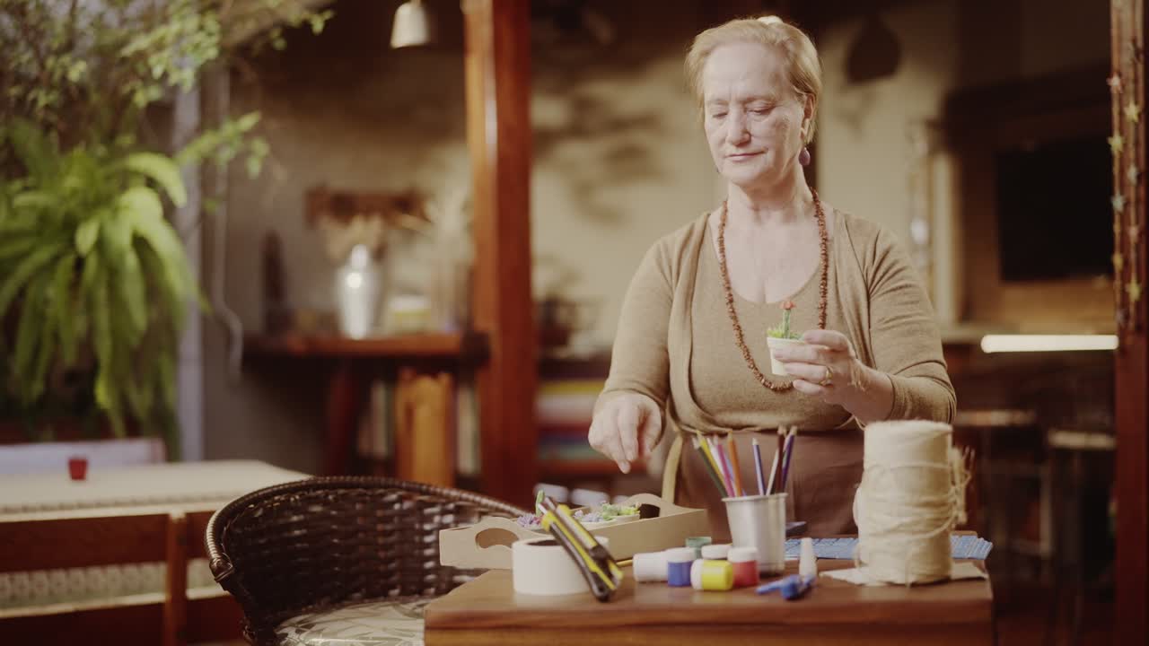 Donna anziana impegnata in un progetto creativo di artigianato a casa