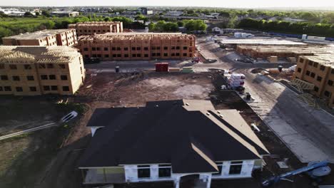 Toma-Aérea-Del-Sitio-De-Construcción-Urbana-Durante-La-Puesta-De-Sol