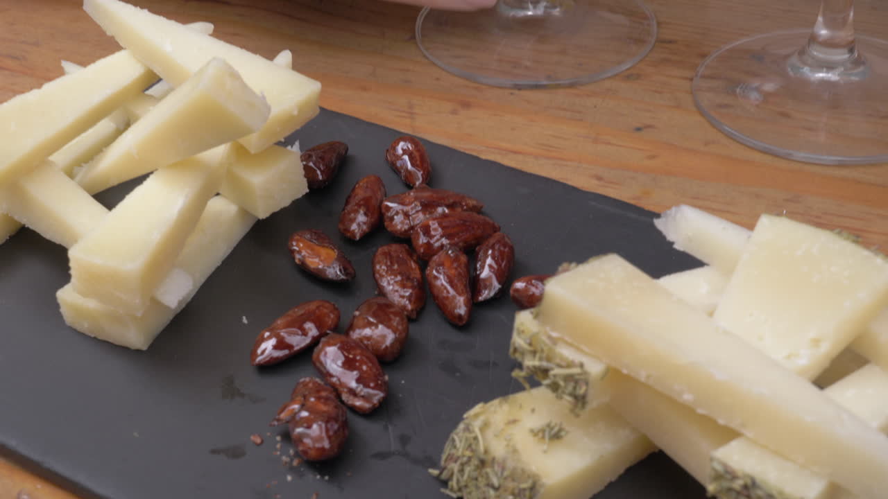 밖의 카페에서 미소 짓는 소녀가 간식을 즐기고 있다