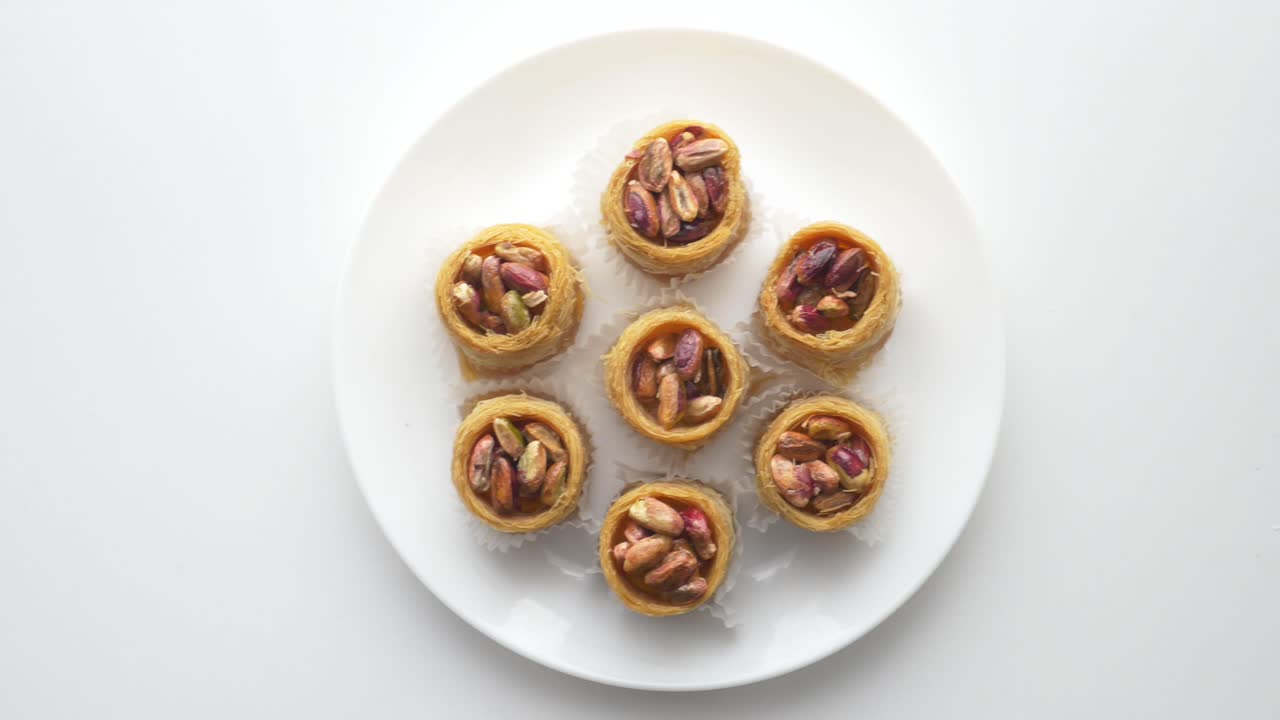 Baklava al pistacchio su un piatto