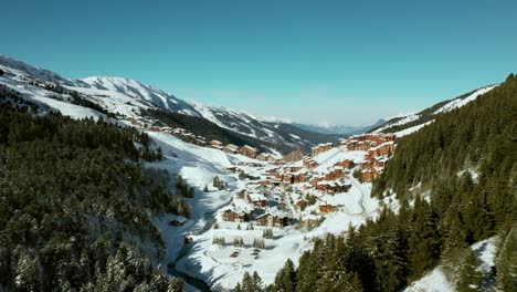 Antena:-Asombrosos-Chalés-De-La-Estación-De-Esquí-De-Val-Thorens-En-La-Ladera-De-La-Montaña,-Día-Soleado