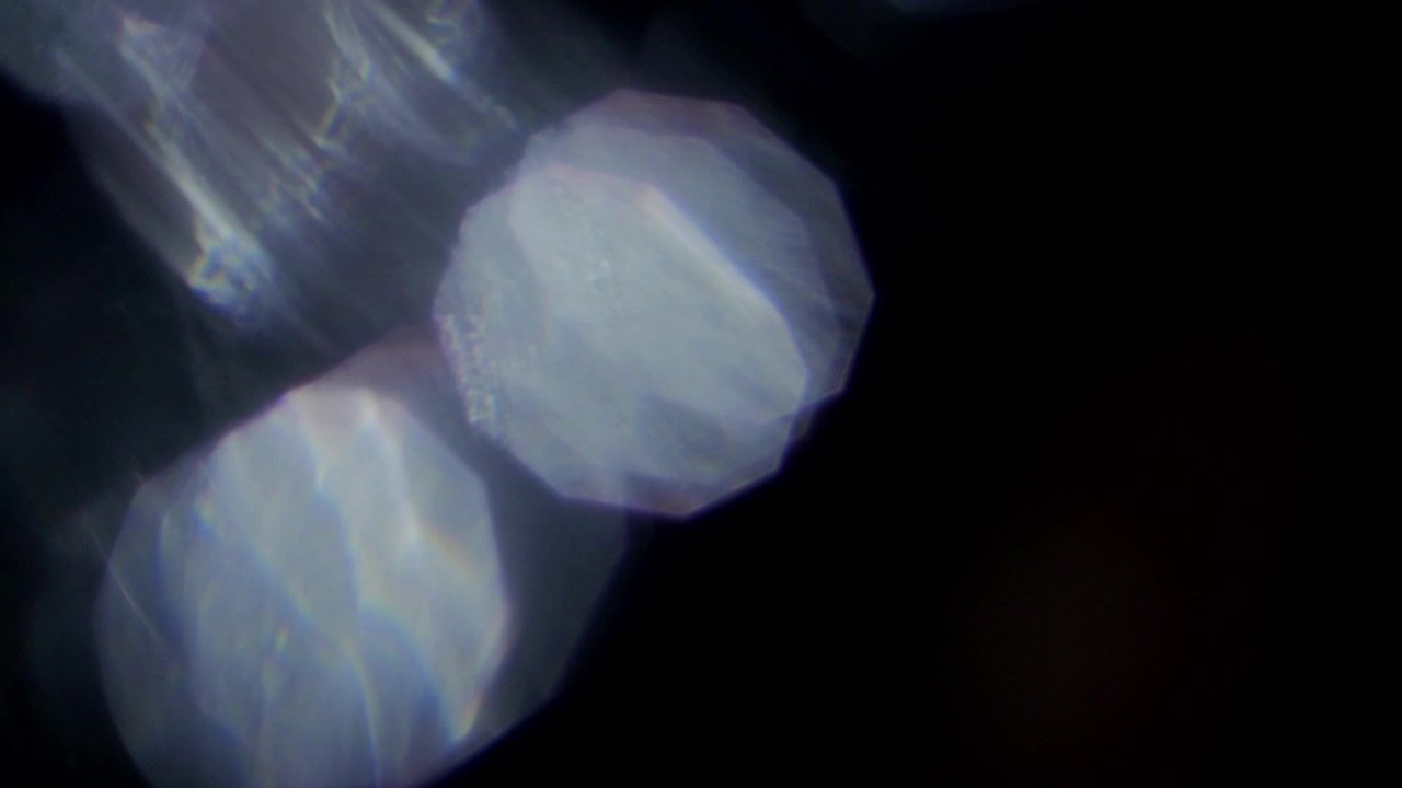 Fughe di luce eteree e bokeh su sfondo nero