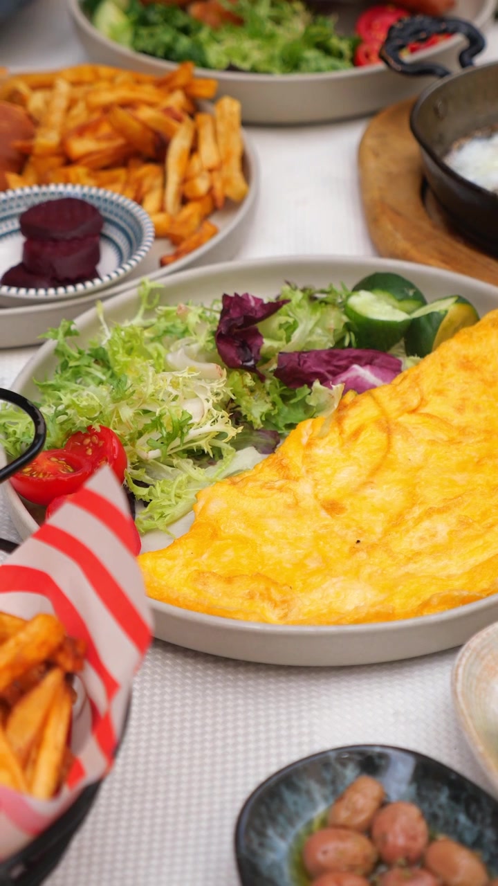 Deliziosa omelette da colazione servita con insalata fresca e contorni