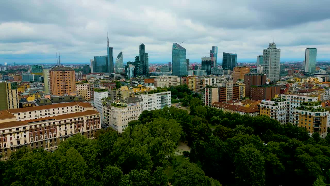 이탈리아 밀라노 시내의 고층 아파트 건물과 현대적인 마천루의 4k 항공 드론 비디오 (고속)