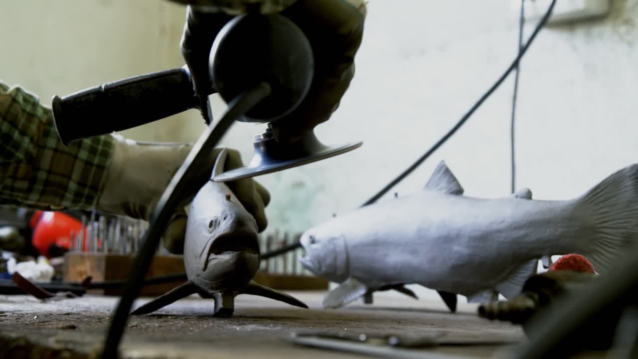 ремесленник, работающий в мастерской 4k