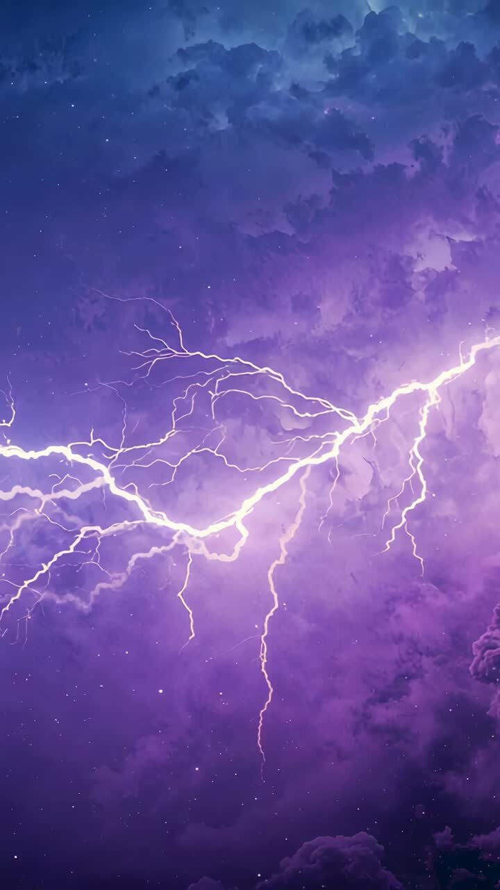 Video verticale: fulmine viola lampeggiante che si forma dopo una scarica dalle nuvole sopra nuvole viola, con scariche