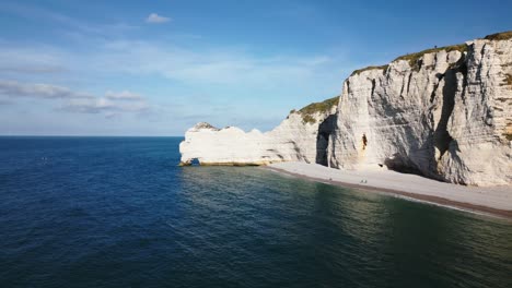 Grandes-Y-Hermosos-Acantilados-De-Tiza-En-La-Costa,-Océano-Atlántico,-Drone,-Francia,-Etretat