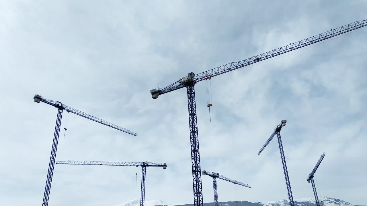 obras de construcción, movimiento de grúas y montañas