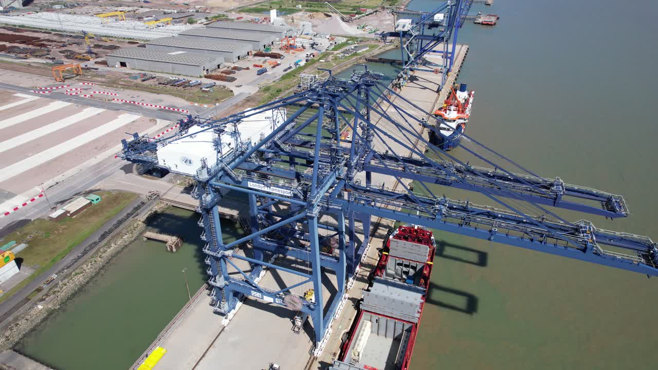 muelle grúas punto de vista londres thamesport,contenedor puerto río medway kent uk drone vista aérea