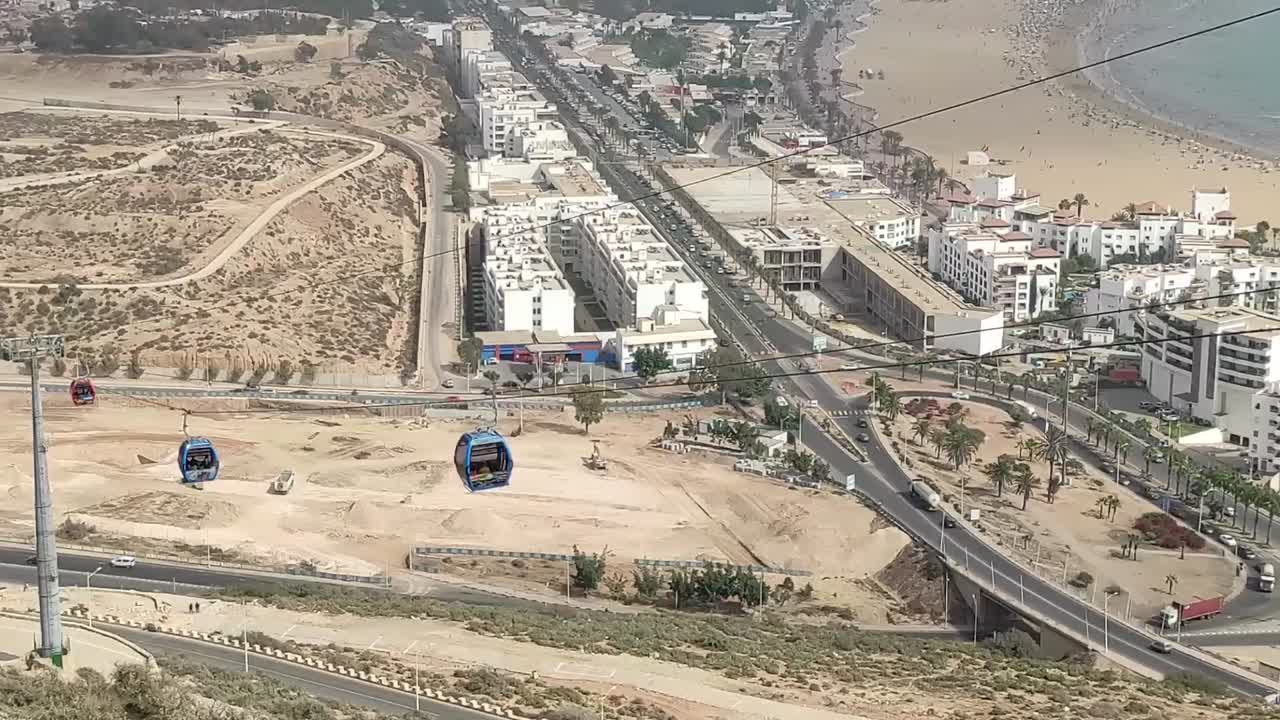 Funivia che collega la cima di Oufella e la città di Agadir in Marocco, con vista panoramica sulla spiaggia-13