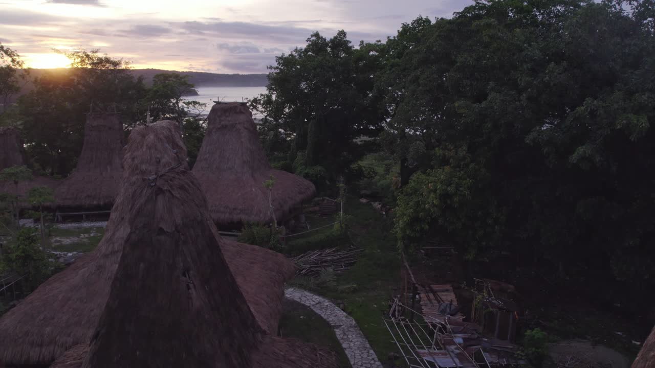situs kampung yarro wora en sumba indonesia durante el amanecer, aero