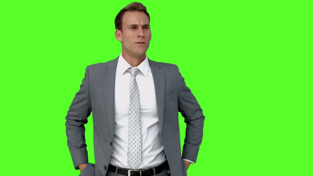 hombre de negocios de pie y señalando