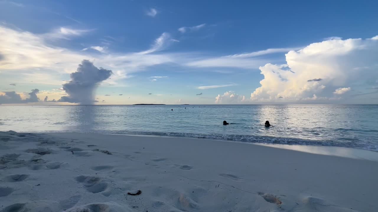 모래와 함께 해변에서 조용한 일몰의 풍경