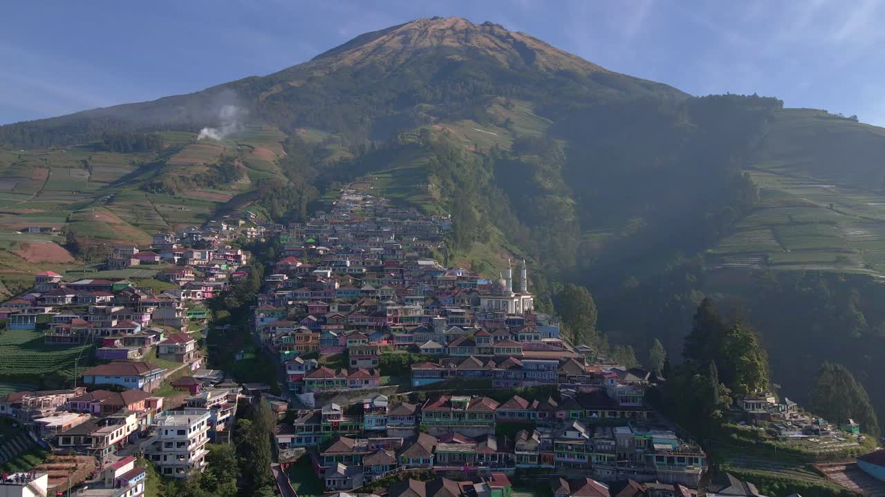 vista aérea de la pequeña ciudad de dusun butuh, también llamada nepal van java