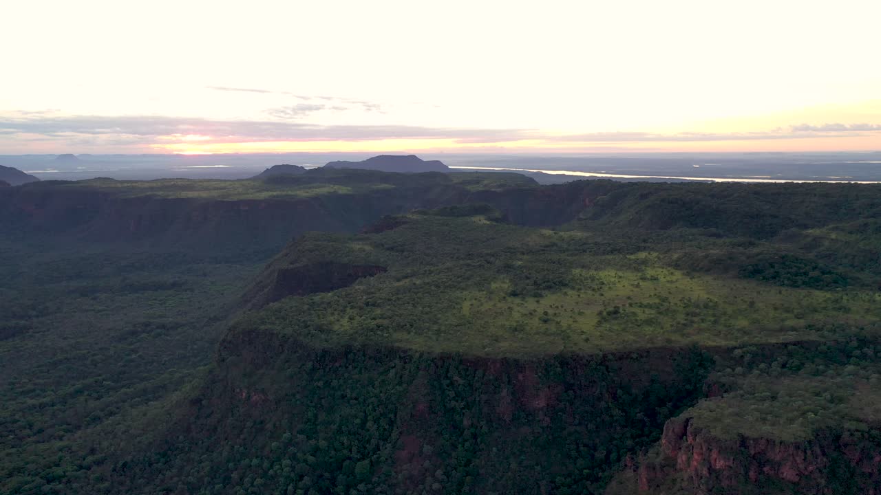 vista aérea del amanecer de los ecosistemas del cerrado y formaciones rocosas de arenisca sedimentaria en chapada das mesas, filadelfia, tocantins, noreste de brasil