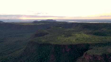 Morgendämmerung-Luftaufnahme-Von-Cerrado-Ökosystemen-Und-Sedimentären-Sandsteinfelsen-In-Chapada-Das-Mesas,-Philadelphia,-Tocantins,-Nordostbrasilien