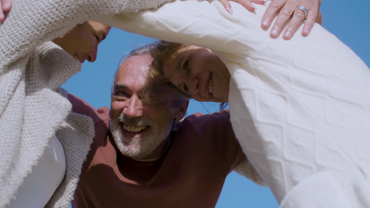 grupo de hombres y mujeres mayores felices abrazándose en círculo