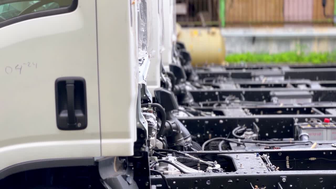 프레임과 엔진이 보이는 무체 차량