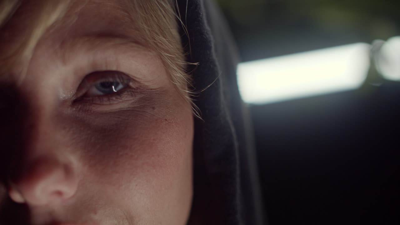 빛은 밤에 금발의 여자에게 천천히 닿고, 하얀 빛 배경, 클로즈업