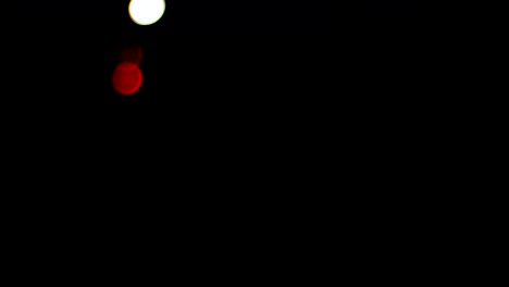 luces nocturnas borrosas bokeh de coches en el tráfico en la carretera por la noche. abstract brillante borroso colorido bokeh. luces bokeh en el fondo nocturno de la ciudad