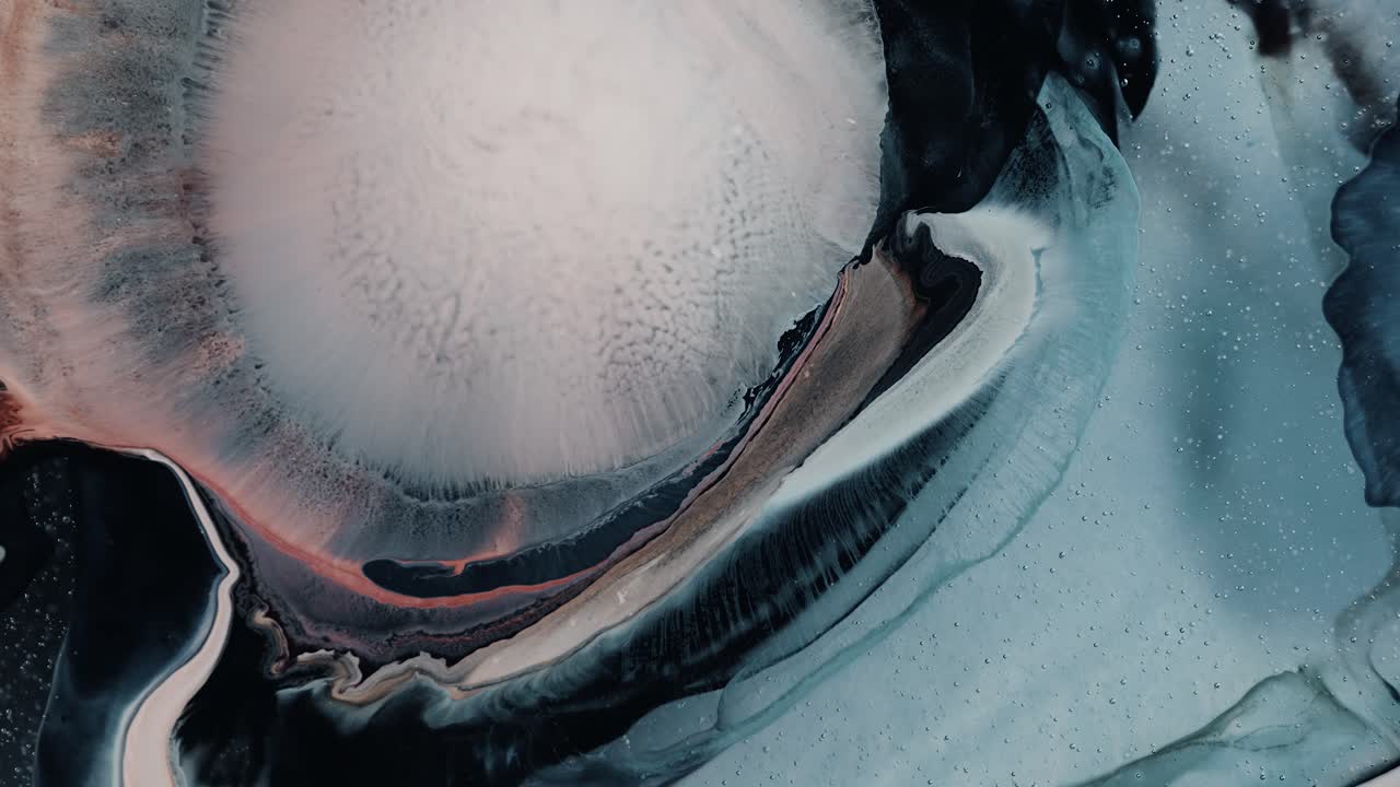 pintura blanca abstracta explotando lentamente en el fondo de la superficie multicolor