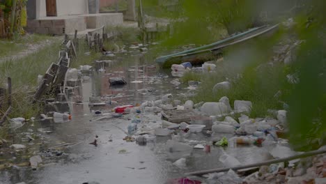 la basura interminable flota en un río contaminado