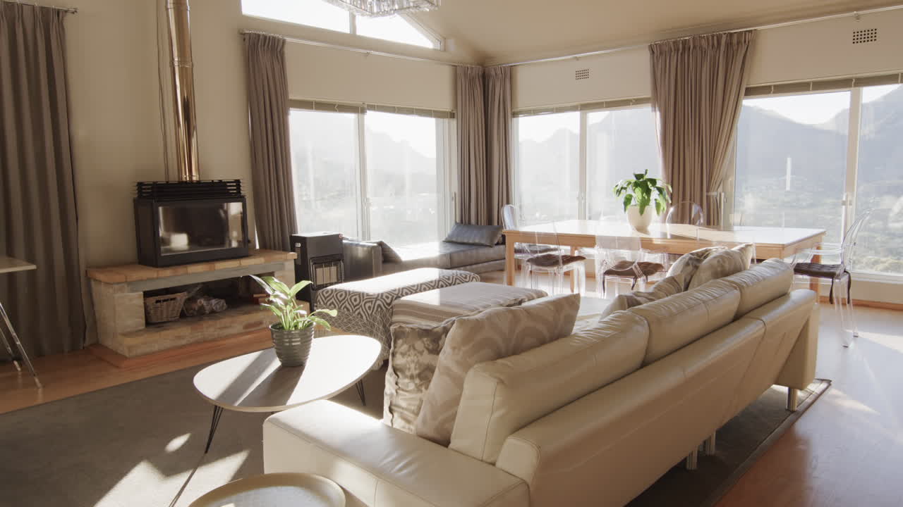 大きな陽の明るい窓のある家具付きのリビングのインテリア,コピースペース,スローモーション