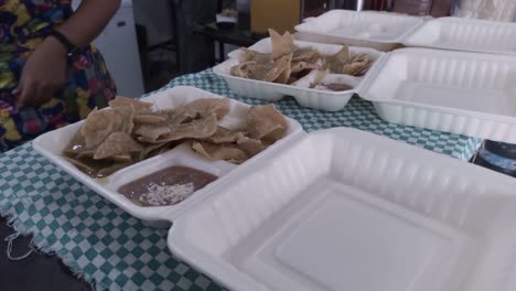 chilaquiles verdes en bandejas desechables