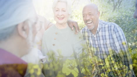 Animación-De-árboles-Sobre-Diversas-Personas-Mayores-Sonriendo-En-El-Jardín