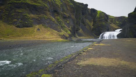 Wasserfall-Und-Bach-In-Island