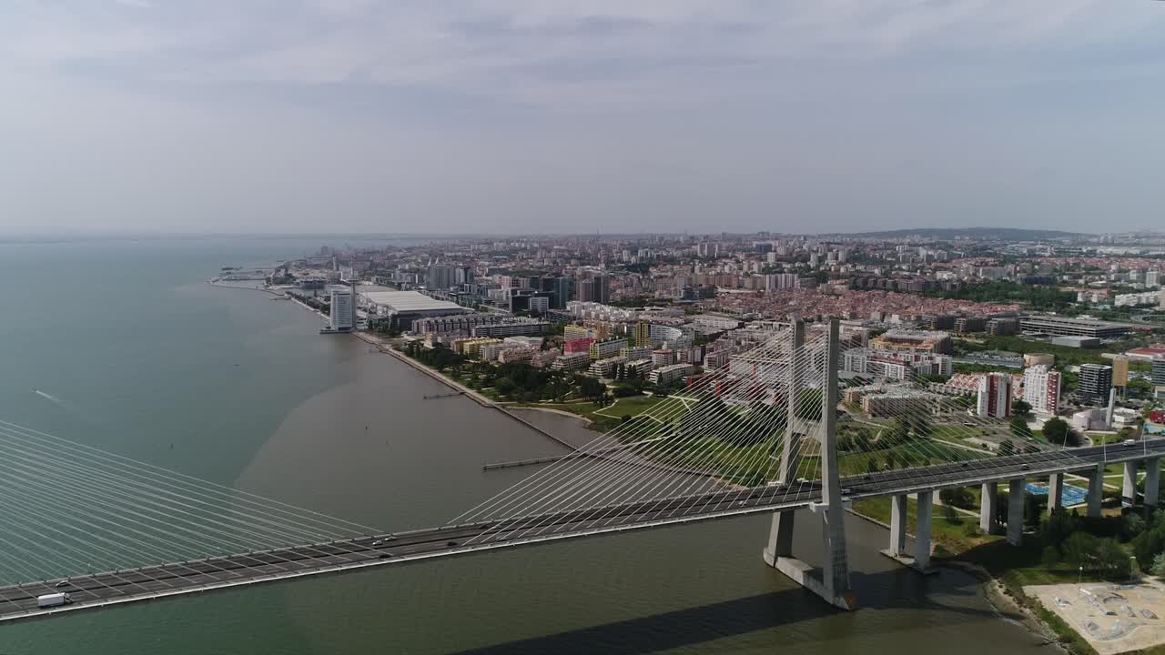 Ponte Vasco da Gama, Lisbona, Portogallo, vista aerea 4K