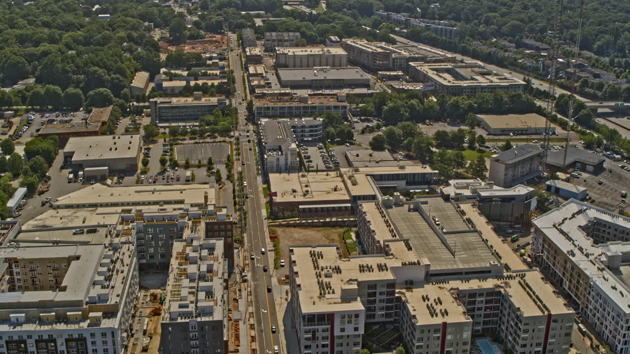 atlanta georgia aerial v702 vista de pájaro de edificios y autopista en el distrito de reynoldstown - dji inspire 2, x7, 6k - agosto 2020