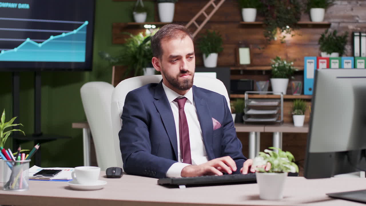 Modern bir ofiste masasında çalışan iş adamı