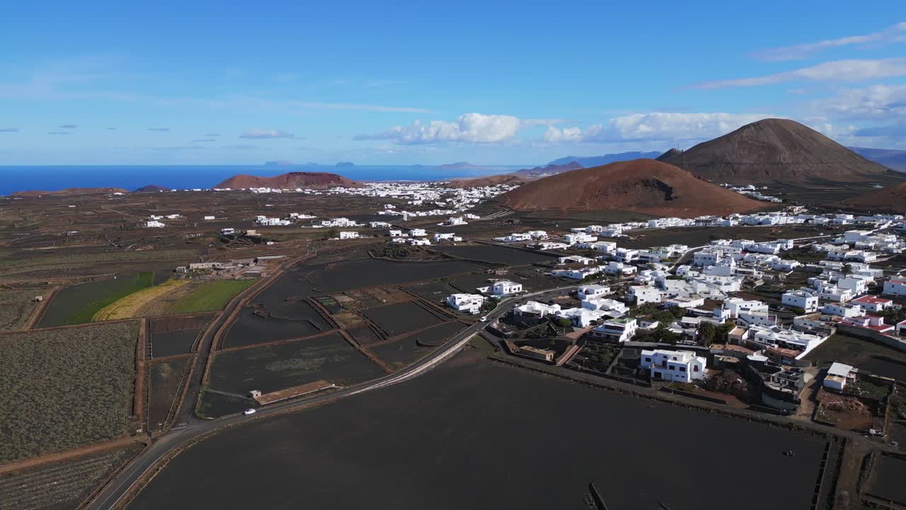 pueblo con solo casas blancas en un paisaje volcánico