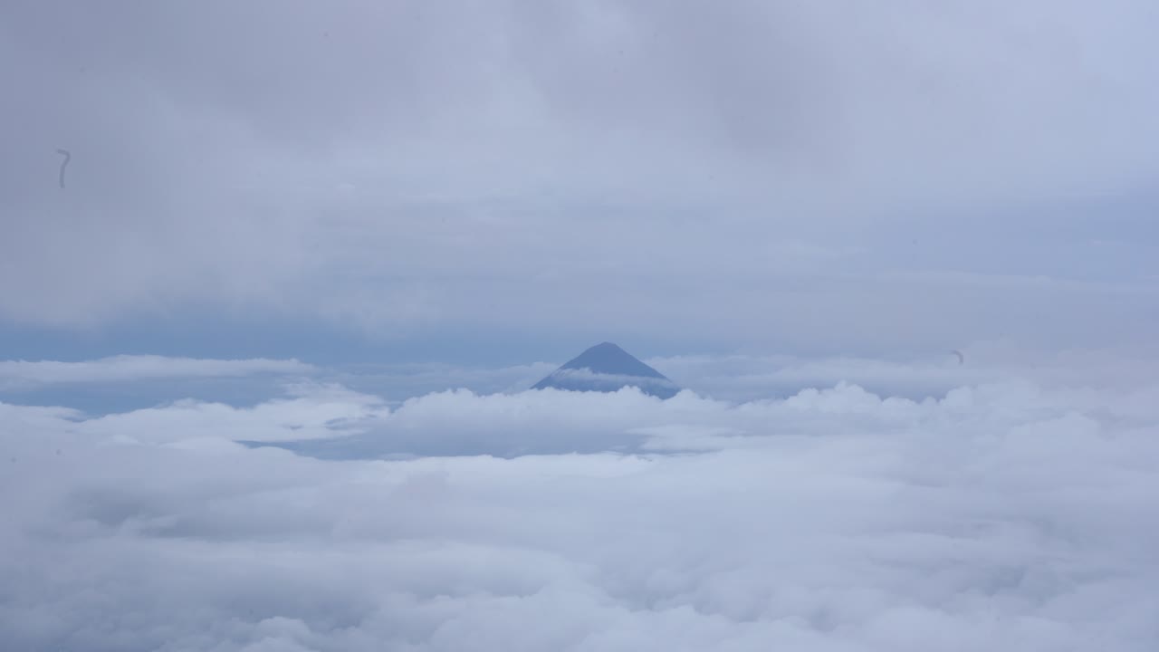 구름 위로 과테말라 아카테낭고 화산 정상