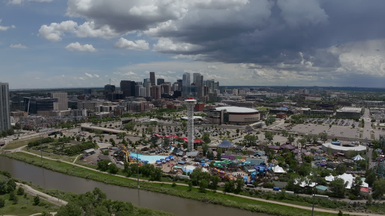 덴버 시내 공중 드론 시네마틱 레이 볼 아레나 사우스 플래트 강 엘리치 가든 도시 풍경 바위 산 풍경 콜로라도 자동차 교통 봄 여름 구름이 돌고 있는 움직임