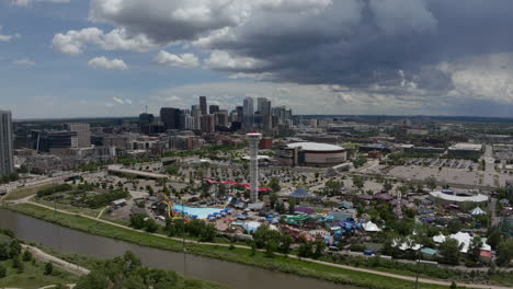 centro de denver avión no tripulado cinematográfico rei ball arena sur platte río elitch jardines paisaje urbano con estribaciones de montañas rocosas paisaje de colorado coches tráfico primavera verano nublado movimiento circular