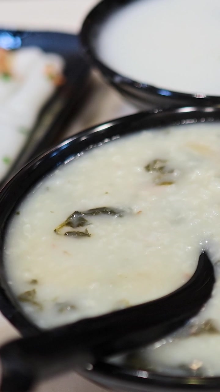 Bubur dan cakwe di atas meja