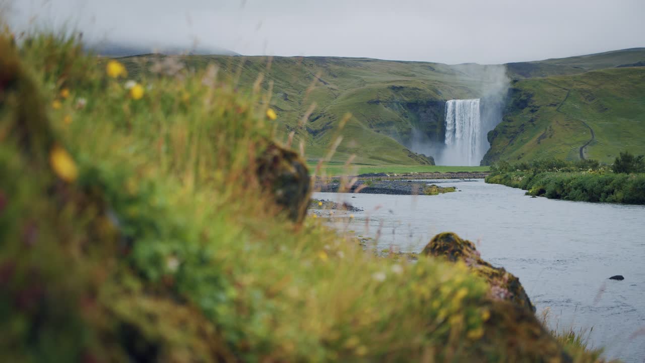 la cascada más famosa y hermosa de skogafoss en islandia