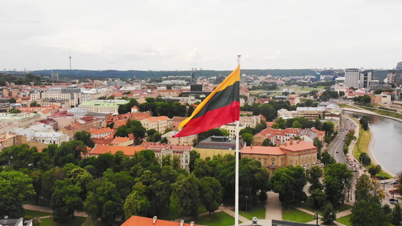 Lingkaran udara di sekitar bendera nasional Lituania di atas Kastil Gediminas di ibu kota.