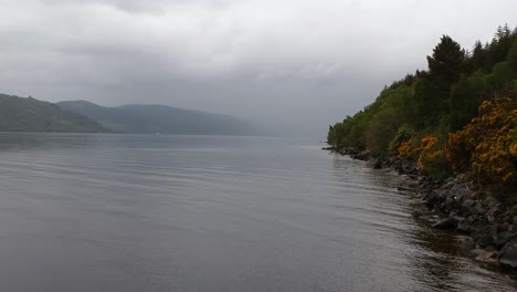 Schwenkende-Drohnenaufnahme-Des-Nebligen-Sees-Loch-Ness