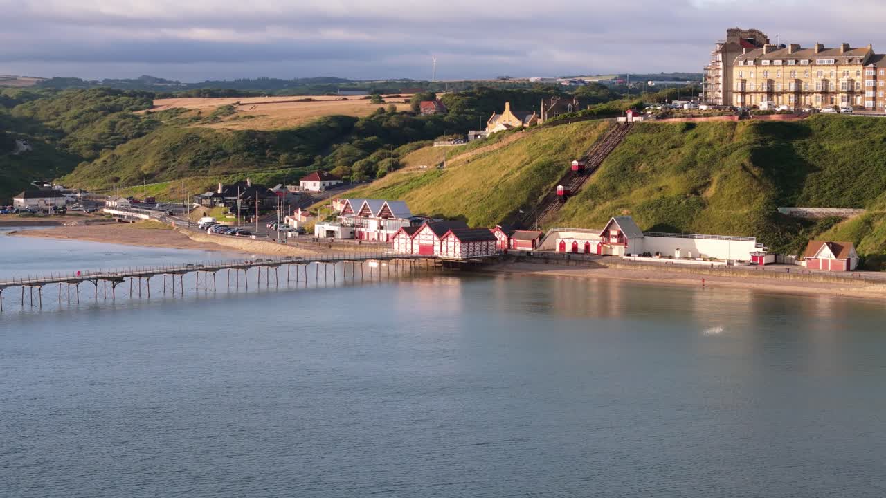 여름에 북 요크셔의 클리블랜드에 있는 솔트번 피어와 바다의 공중 풍경, 이른 아침