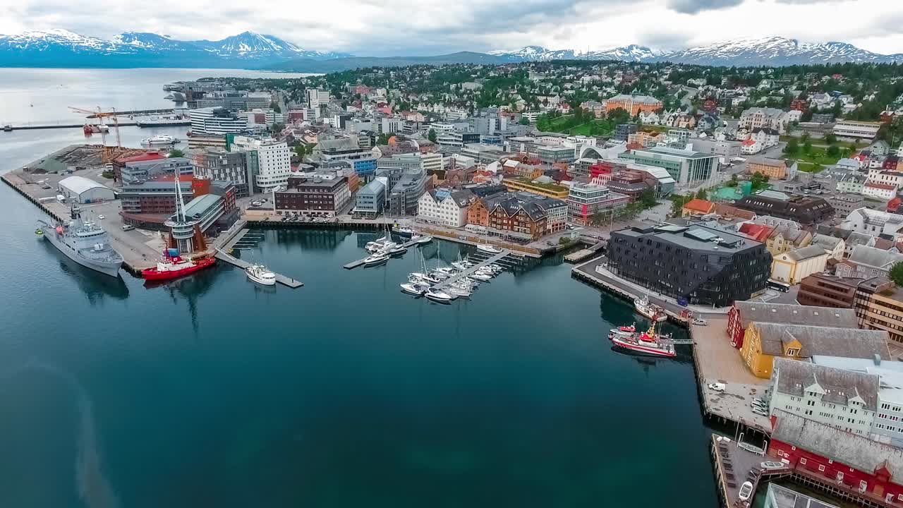 vista de un puerto deportivo en tromsø, al norte de noruega